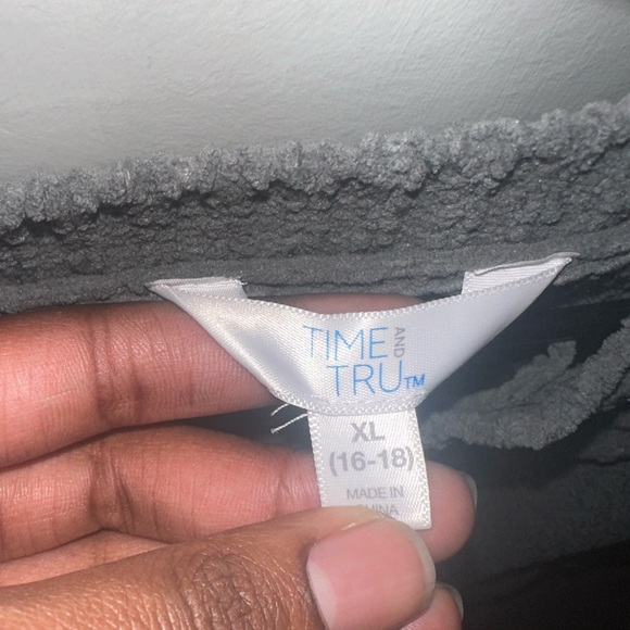 Basic sweater - Picture 3 of 3